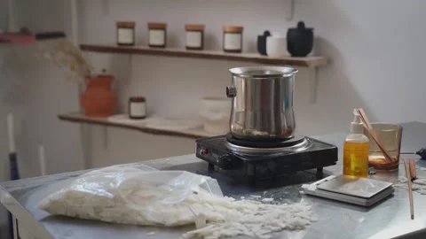 The creative process of making wax scented candles. There is solid wax on the Vidéo 269407941