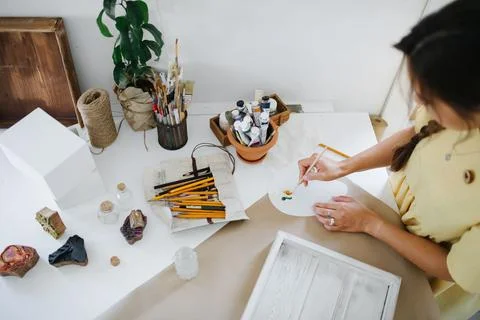 In the creative process, selecting a shade of color on the palette 스톡 사진