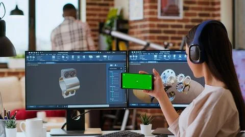 Creative professional uses 3D modeling software to design industrial prototypes Foto stock