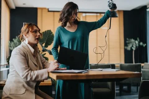 Creative professionals problem-solving in a modern office space 库存照片