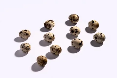 Creative quail egg layout on white background. Quail eggs pattern. Happy easter 스톡 사진