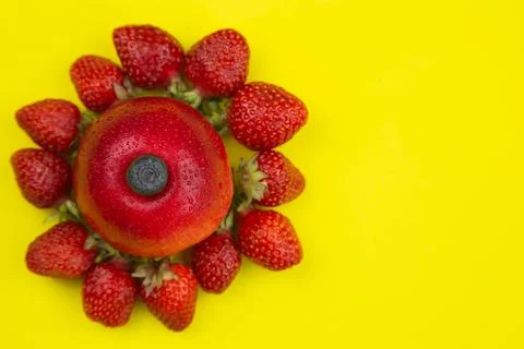 Creative red flower made of apple and strawberry, blueberry lies in the middle Stock-Fotos