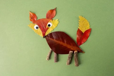 Creative representation of a fox using autumn leaves and natural elements o.. 库存照片