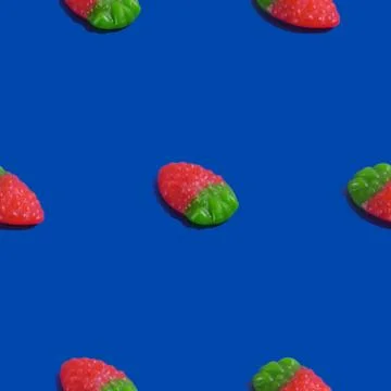 Creative seamless pattern with jelly raspberry on blue background. Candy abst Foto stock