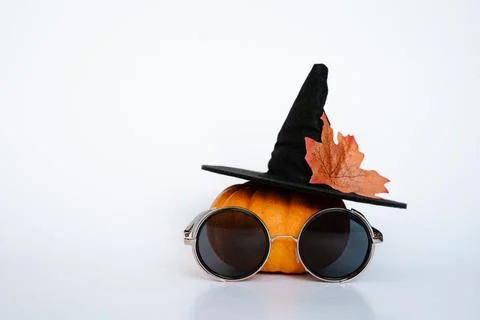 Creative small pumpkin with witch hat and glasses Foto stock