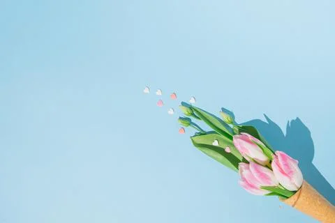 Creative spring flat lay with ice cream cone, green leaves, pink hearts and p Foto stock