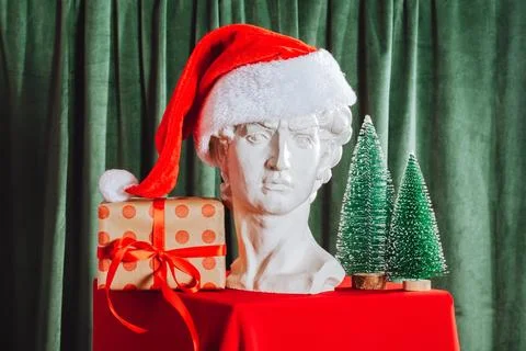 Creative still life with David's head and Christmas decorations on green cu.. Foto stock