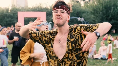 Creative stylish guy dances at street music festival looking into the camera. Vídeo Stock 207485755