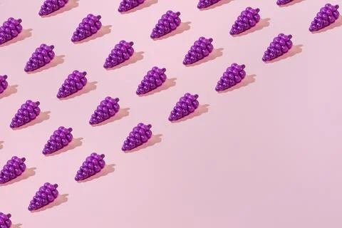 Creative summer grape pattern flat lay on pastel pink background copy space Foto stock