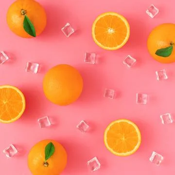 Creative summer pattern made of oranges and ice cubes on a pink background. Foto stock