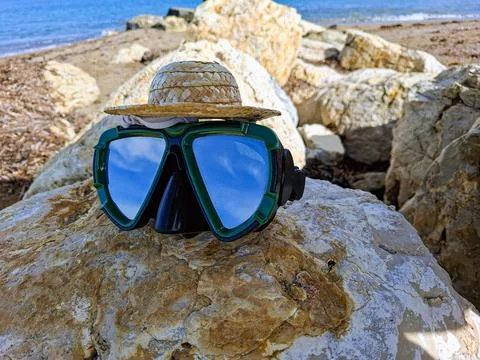Creative summer vacation scene with diving goggles and straw hat on coastal.. Fotos Stock