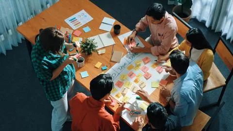 Creative team making scrum task board while using sticky note. Convocation. Foto stock
