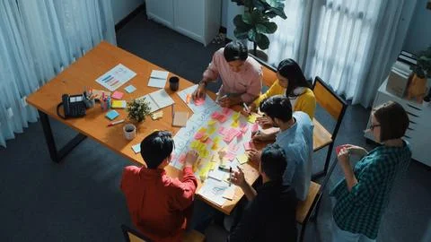 Creative team making scrum task board while using sticky note. Convocation. Foto stock