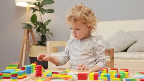 Creative toddler construction. Colorful shape sorter. Geometric puzzle play. Vídeos de archivo 256289807
