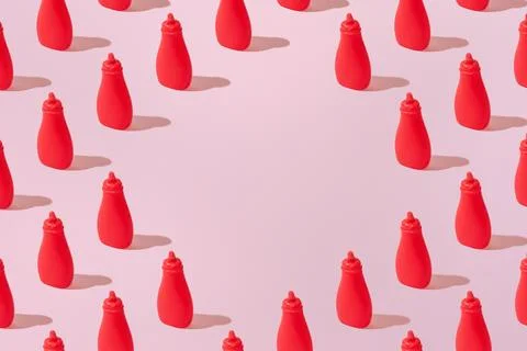 Creative tomato ketchup pattern flat lay on pastel pink background copy space 스톡 사진