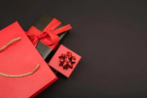 Creative top view, flat view for online shopping, gift box and two shopping bags Foto stock