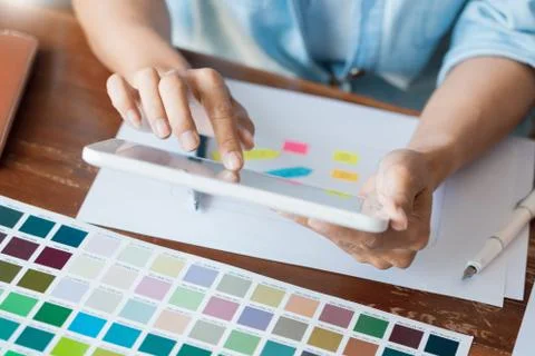 Creative UI designer teamwork meeting planning designing wireframe layout  ap Foto stock