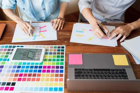 Creative UI designer teamwork meeting planning designing wireframe layout  ap Foto stock