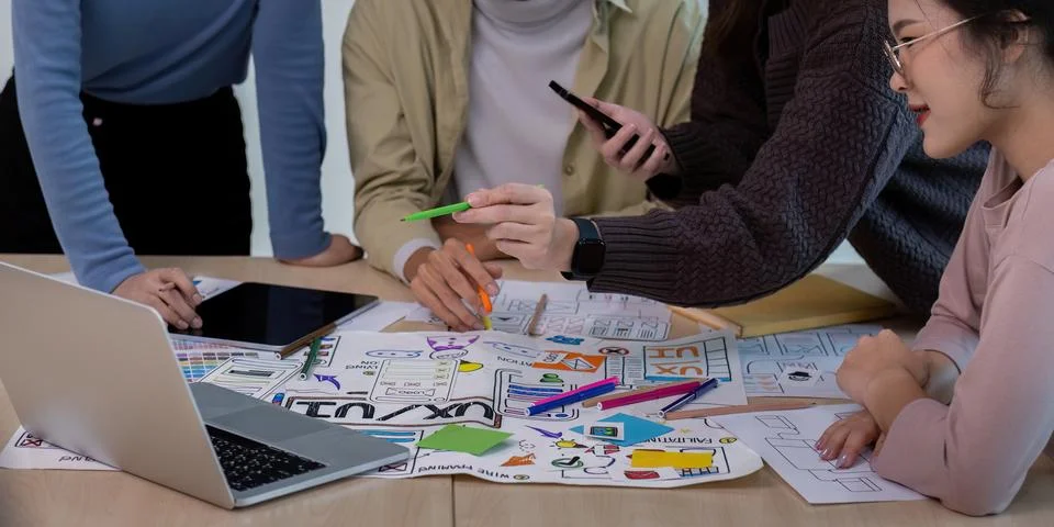 Creative UX Developer and UI Designer Team Brainstorming Session with Digital Foto stock