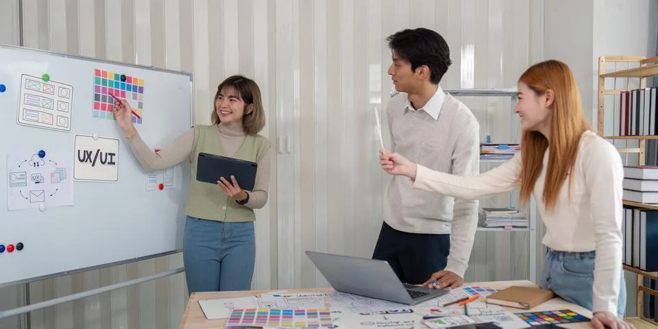 Creative UX Developer and UI Designer Brainstorming Session in Modern Office 스톡 사진