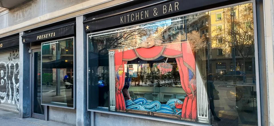 A creative window display of a kitchen and bar featuring a colorful theatrica Foto stock