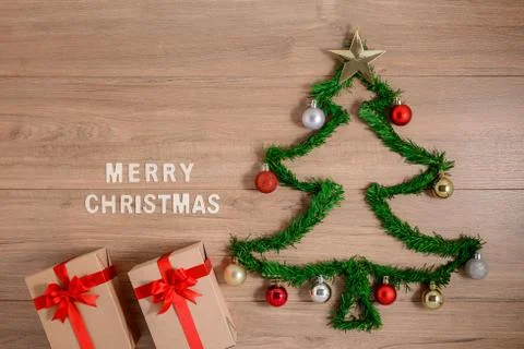 Creative winter layout made with evergreen tree branches and ornament, gift b Fotos de archivo