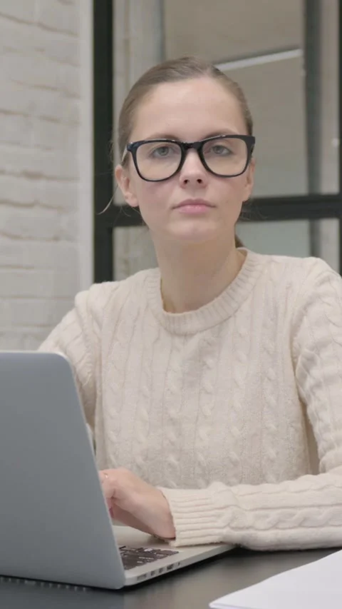 Creative Woman Looking at Camera at Work, vertical video Stockbeeldmateriaal 325831500