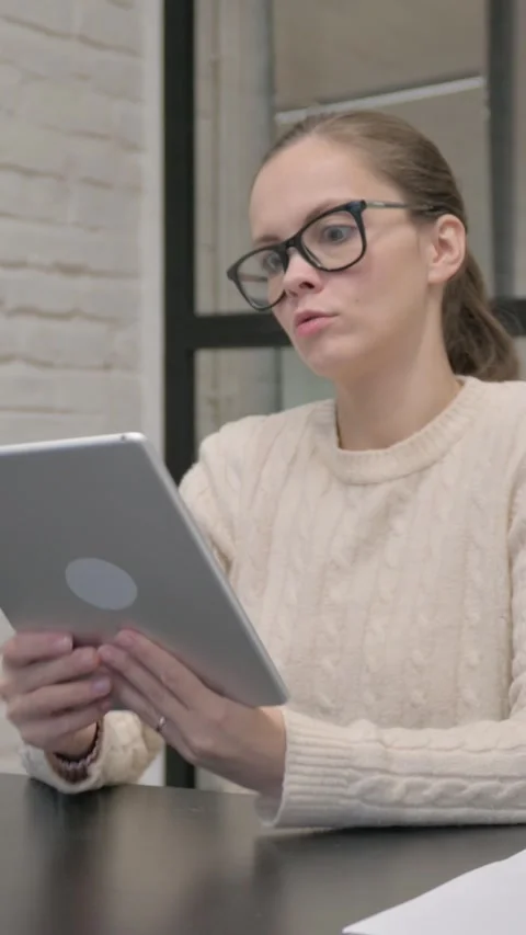 Creative Woman with Loss on Tablet at Work, vertical video Vídeo Stock 325832050
