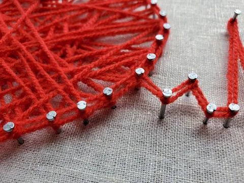 Creative yarn art project showcasing intricate pattern creation using brigh.. Stock-Fotos