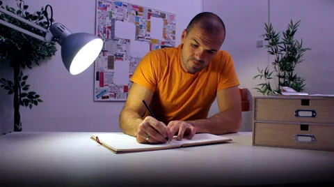 Creative young professional working late at the office with desk lamp. Vídeos de archivo 32723765