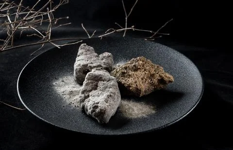 A creatively designed dessert featuring chocolate in a unique artistic presen Stockfoto's