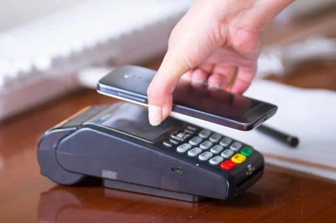 Credit card machine with a code reader in a smart mobile phone, easiest way to 스톡 사진