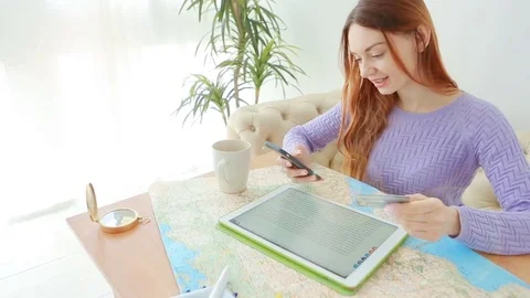 Credit card trip plan payment map woman Vídeo Stock 73709757