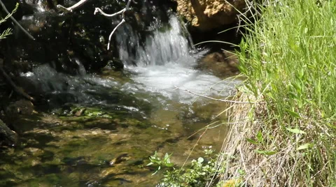 Creek pours into a tiny pool Video stock 40358258