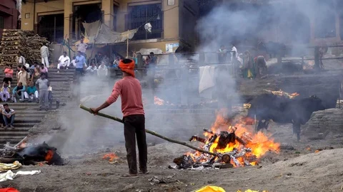 Cremation at Manikarnika Ghat 스톡 동영상 103425438