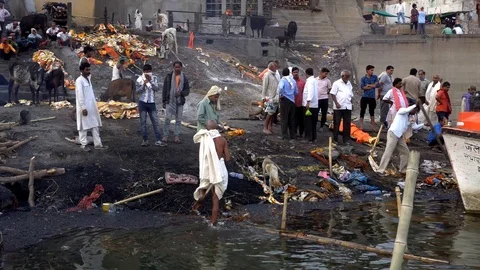 Cremation at Manikarnika Ghat 스톡 동영상 103428019