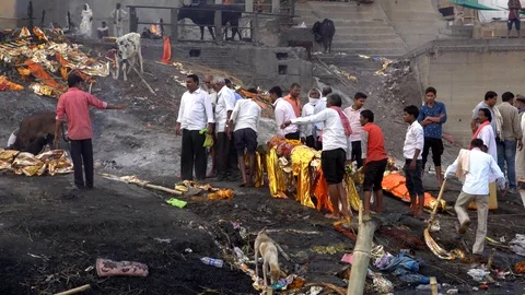 Cremation at Manikarnika Ghat 스톡 동영상 103428038