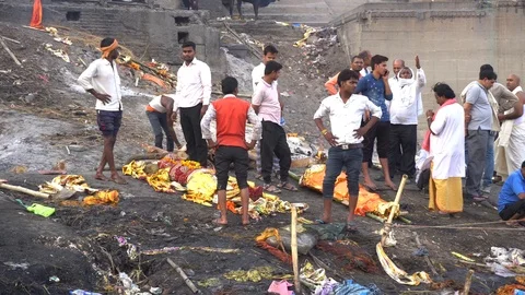 Cremation at Manikarnika Ghat 스톡 동영상 103428124