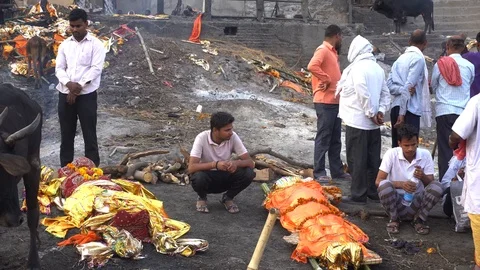 Cremation at Manikarnika Ghat 스톡 동영상 103442532