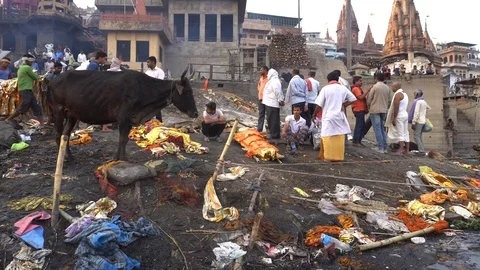 Cremation at Manikarnika Ghat 스톡 동영상 103442732