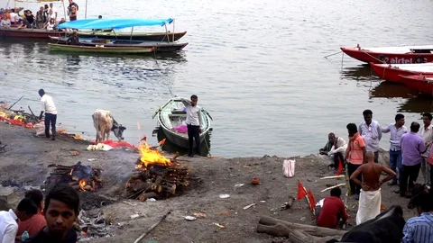 Cremation at Manikarnika Ghat 스톡 동영상 103445025