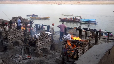 Cremation at Manikarnika Ghat 스톡 동영상 103445142