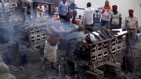 Cremation at Manikarnika Ghat 스톡 동영상 103445186