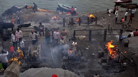 Cremation at Manikarnika Ghat 스톡 동영상 103450260