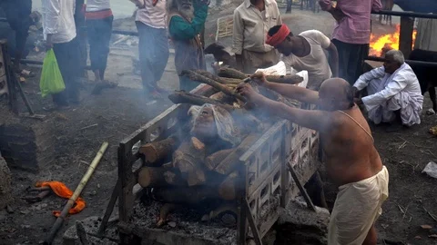 Cremation at Manikarnika Ghat 스톡 동영상 103450455