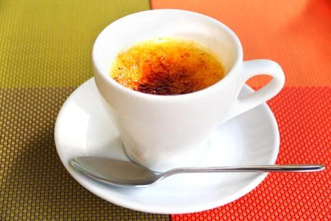 Creme brulee in a coffee cup Stockfoto's