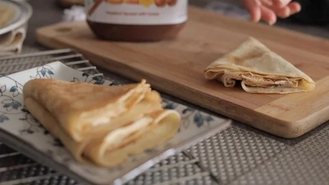 Crepes colocando Stock Footage 130035240