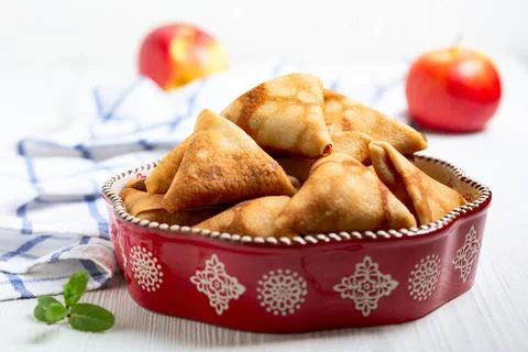 Crepes in the shape of triangles. Triangular pancakes stuffed with apples ... 스톡 사진