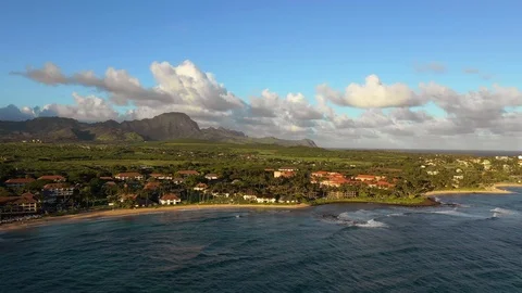 Crescent beach and low rise resorts at Poipu on Kauai Vidéo 96046126