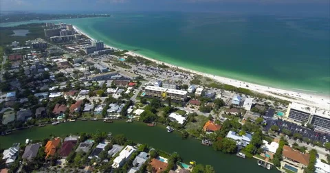 Crescent beach and a parking deck on a resort key 库存影片 64581787